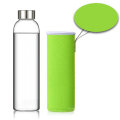 Copo de vidro barato com logotipo personalizado garrafas de água de vidro transparente com manga